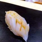 鮨 はしもと - さわら。藁で軽く燻してあります。