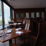 森のフレンチAoyagi - 天井の高い店内