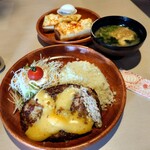 びっくりドンキー - 料理写真:チーズハンバーグディッシュＬ 1600円、カリフラワーライスに変更 110円(税込)、ポテサラトーストセット(みそ汁) 520円(税込)