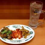 日高屋 - 料理写真:「ソーダ割り」(300円)と「三品盛り」(370円)
