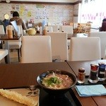 讃岐うどん　むらさき - 広すぎる店内の正面奥はキッズ席