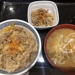 吉野家 - 料理写真:肉だく牛丼620円、豚汁250円