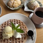 BELLMO - スコーンすごく大きくて、食べ応えありました。ワッフルは、軽くてサクフワ！こんなワッフルつくりたいです。