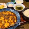 もんごい麻婆飯店 - 始まりの四川麻婆豆腐杏仁豆腐付きセット(税込1,230円)
①四川麻婆豆腐②温泉玉子③若布入り中華スープ【セルフ】④白ご飯⑤搾菜&麻筍⑥枸杞の実載せ杏仁豆腐
結構、ボリュームがありました