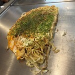 八昌 - 「そば肉玉＋イカ天」（1,300圓）を半分、頂いた處。