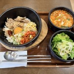 石焼ビビンパ - 料理写真:石焼カルビガーリックビビンパ、カルビスープ、チョレギサラダ