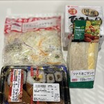 まいばすけっと - 料理写真:にこにこ助六、ツナたまごサンド、など