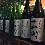 フィッシュ オン ディッシュ ロリー - 店前にずらっと並ぶ十四代の瓶が期待値を高める！