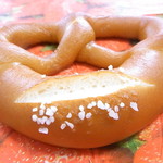 リープリング - プレッツェル￥１８０　薄皮が張りつめたような表面が独特☆♪