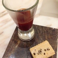 クイントカント - 雉とビーツのスープとフォアグラのウエハースサンド。