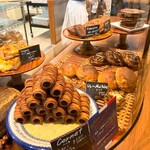 F to BREAD - 看板商品はサクサクコルネ!