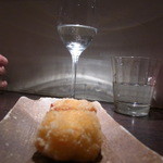 わいん - 細かく砕いたサラダ煎餅2015.4)を衣に使った海老しんじょうには、新政のナンバー６