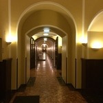 Wiener Rathauskeller - 長い廊下を歩いて部屋のほうへ。