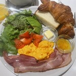 RITUEL CAFE - クロワッサン、トースト、ベーコン、スクランブルエッグ、アボカド、トマト、リーフレタスのプレート