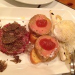 バールアリメンターリ ダニエラ - 分割写真（２）タルタルと黒トリュフ、フォアグラとリンゴのコンフィチュール、ホワイトアスパラとジェラートパルミジャーノ