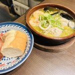ガルゴッタ - アヒージョ（牡蠣、海老、ムール貝、イカ）バゲット付き