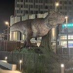 くずし割烹 ぼんた - 店の前で吠えてたティラノサウルス