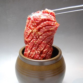 厳選した赤身肉を大胆にカットして壺で漬けたカルビ！