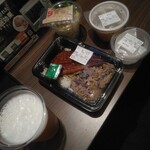 すき家 - 料理写真:うな牛野菜サラダセット味噌汁