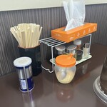 麺道蘭　二戸店 - 卓上にはニンニク、胡椒、お酢、醤油、辣油、一味唐辛子、爪楊枝がありました