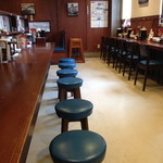 中央カウンターと窓側カウンター。