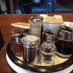 久留米ラーメン清陽軒 - 卓上調味料。回転式で、向こう側のお客さんと取り合い。( ^ ^