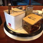 久留米ラーメン清陽軒 - にんにく醤油と紅ショウガ。