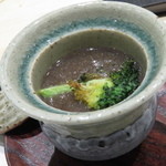 鮨 心白 - 熟成をかけたホワイトマッシュルームのすり流し 中には煮ハマグリ