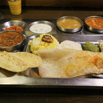 南インド家庭料理 カルナータカー - 料理写真:カレー3種類と付け合わせ＆ドーサ＆ライス付き☆