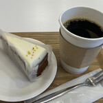 UNI COFFEE ROASTERY - 料理写真:キャロットケーキと本日のコーヒー(ホット)Mサイズで1,110円