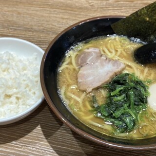 横浜家系ラーメン 銀家_1