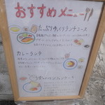 自由が丘から行きますと遊歩道の左側にあるので見つけてください。