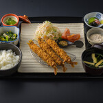 開花亭 BIS - 大ぶりの有頭海老。自家製タルタルソースとの相性は抜群です。