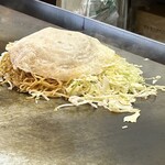広島流お好み焼 大福 - 焼いてるところ