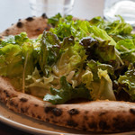 covo - 季節の葉野菜と柚子胡椒ドレッシングのピザ