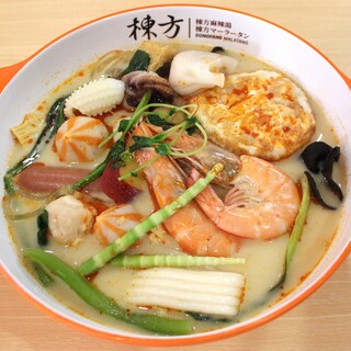 長時間煮込んだ牛骨白湯をベースにした麻辣湯が自慢
