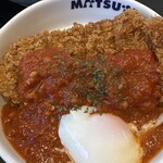 松屋 - 厚いロースかつにニンニク香るうまトマソースがたっぷり！温泉卵がまろやか！