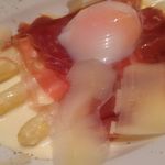 Kagurazaka Italian - ホワイトアスパラのアルフレッドソース　とろりとした卵黄とクリームのハーモニーが絶妙！