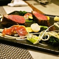 オステリア ブッビーノ - 2015.4 骨付き仔羊背肉のグリル そのジュとグリーンペッパー、数種類のスパイスを効かせたソース 仔羊の生ハム添え（3,000円）