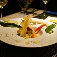 オステリア ブッビーノ - 2015.4 パルミジャーノレッジャーノの籠で包んだ馬肉のカルネクルーダ 彩り野菜添え（1,800円）