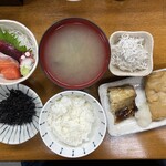 魚力 - 2026.06.29 (月)   サービスランチ（刺身小鉢＆めかじきみそ焼＆サバ塩焼）　1450円（税込）　ご飯軽め