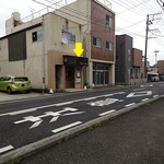 Atlas cafe - 若林区役所側から見たお店