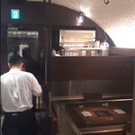 焼肉家 KAZU 神楽坂 - おしゃれな店内