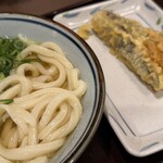 杵屋麦丸 - 料理写真:かけうどん並(390円), 天ぷら茄子(160円)