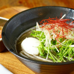 MADRE - 【黒ごま坦々麺】通常は高カロリーのタンタン麺ですが、マドレは油脂の材料を極力控え目にして低カロリーにしています。