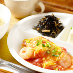 MADRE - 【えびちりたまご】油通しをしていないのに、えびはプリプリ。チリソースの油も減らしたので、通常のえびちりよりカロリーは25％も低いんです！