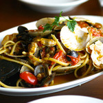トラットリア・築地パラディーゾ - 名物　本日の貝類とチェリートマトのリングイネ　ペスカトーレ風