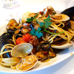 トラットリア・築地パラディーゾ - 名物　本日の貝類とチェリートマトのリングイネ　ペスカトーレ風