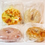 Hoop - 料理写真:枝豆チーズベーグル/アールグレイベーグル/メープルウォルナッツベーグル/いちごミルクベーグル