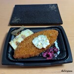 ユニバース - バランを外した大きな白身フライの海苔弁当